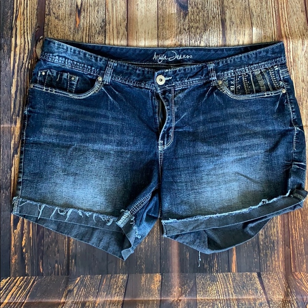 Ariya Jeans Distressed Jean Shorts EUC